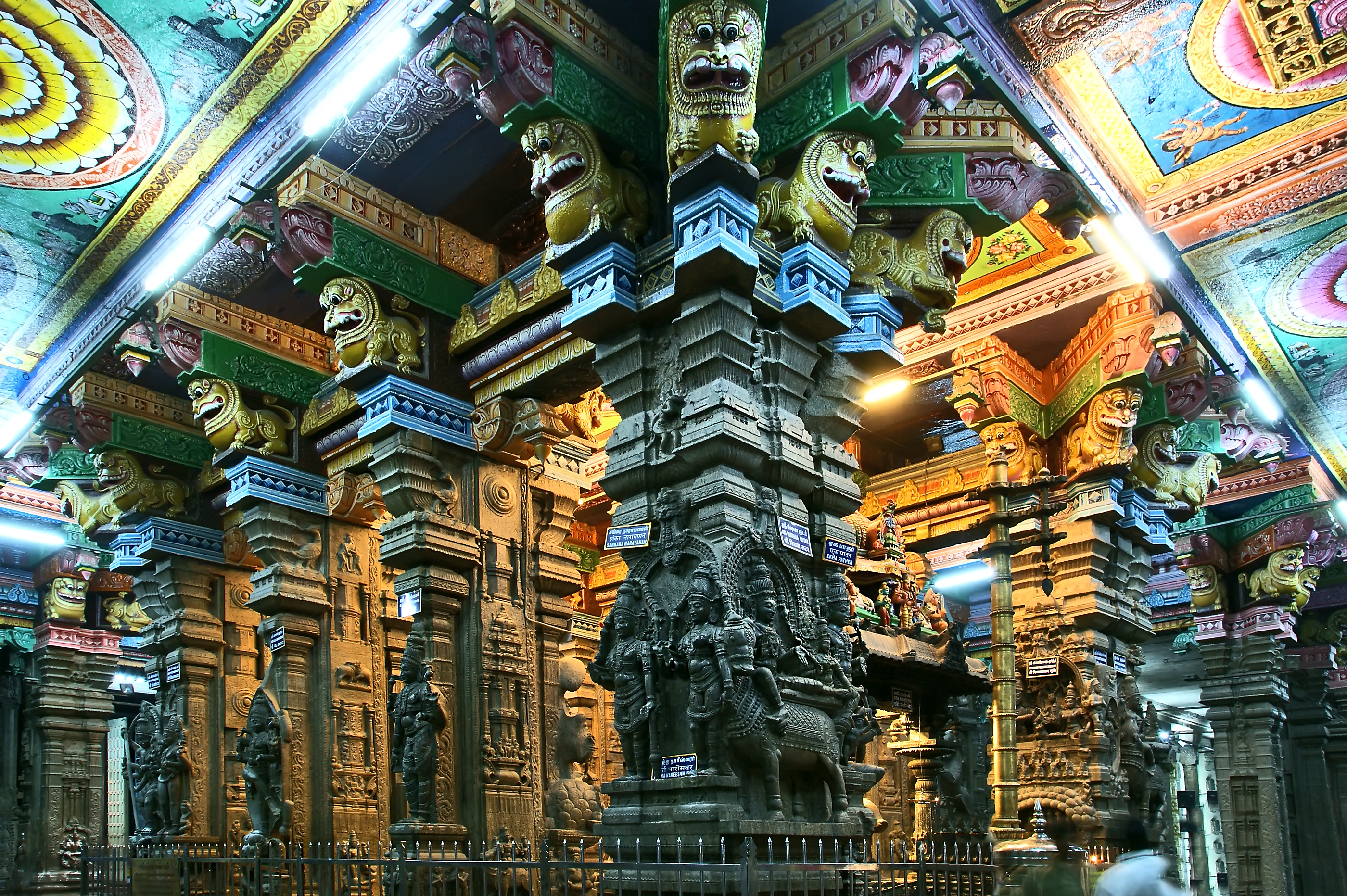 Brihadeeswarar Temple's towering vimana and intricate carvings in Tamil Nadu